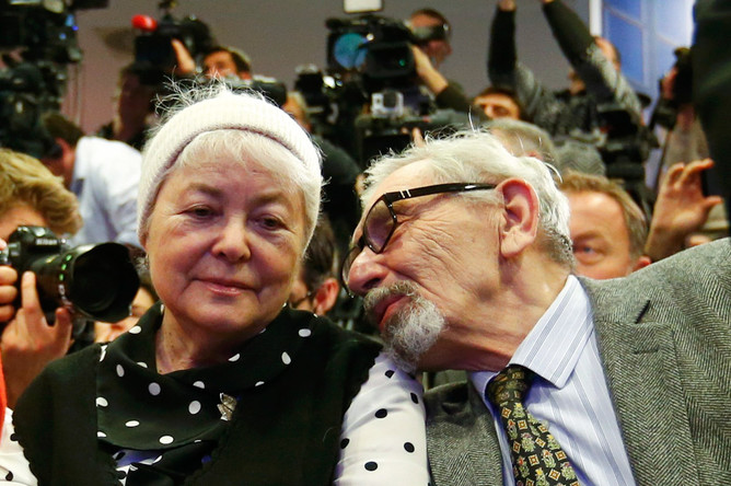 Родители Михаила Ходорковского в зале во время пресс-конференции