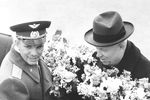 Юрий Гагарин и Никита Хрущев во время торжественной встречи в аэропорту Внуково, 1961 год 