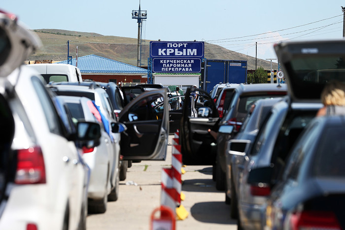 Очередь автомобилей на паром в порту Крым