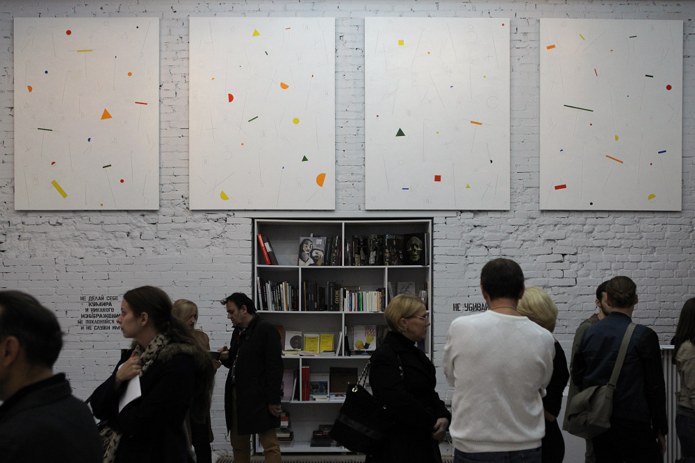 В галерее Pop/off/art открылась выставка Александра Сигутина «Десять заповедей. Супрематическая вязь»