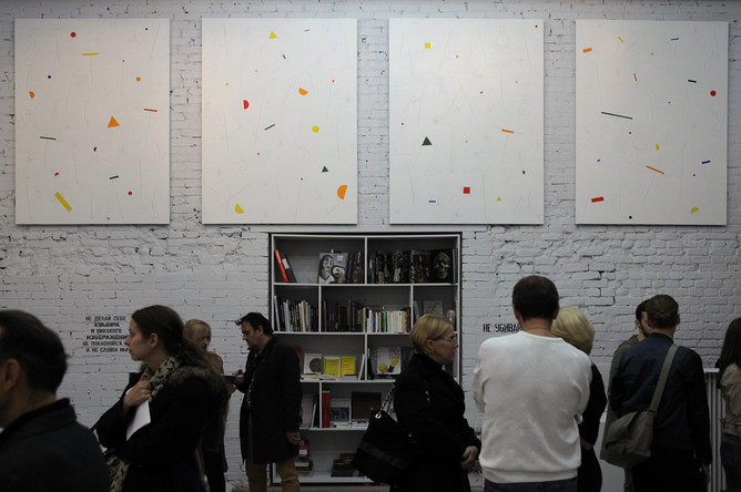 В галерее Pop/off/art открылась выставка Александра Сигутина «Десять заповедей. Супрематическая вязь»