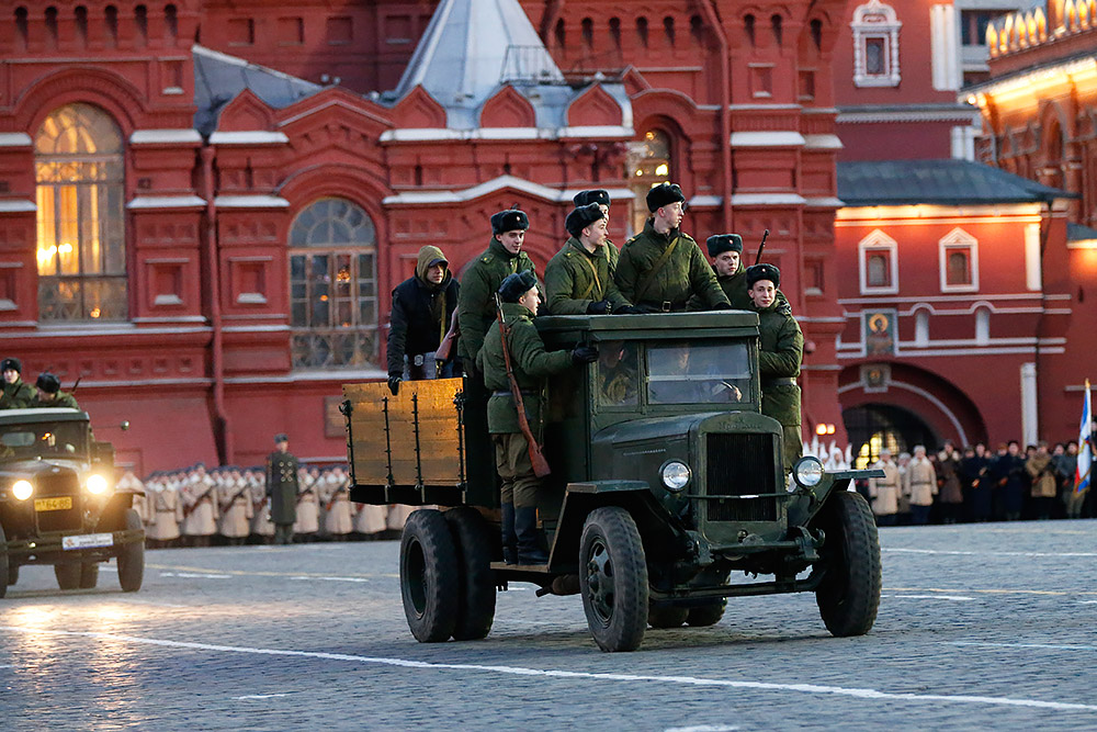 Репетиция участников марша в честь парада 7 ноября 1941 года на Красной площади