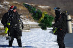 Дайверы перед погружением новогодней елки в бухте Щитовая