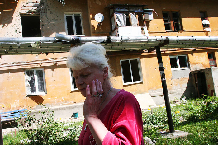 Местная жительница у&nbsp;дома, разрушенного в&nbsp;результате обстрела Донецке