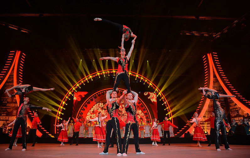 Выступление артистов на&nbsp;торжественной церемонии открытия чемпионата мира по&nbsp;акробатическому рок-н-роллу в&nbsp;Москве