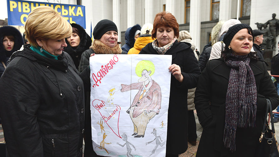 Участники митинга против высоких тарифов и за&nbsp;повышение зарплат педагогам у&nbsp;здания Верховной рады в&nbsp;Киеве
