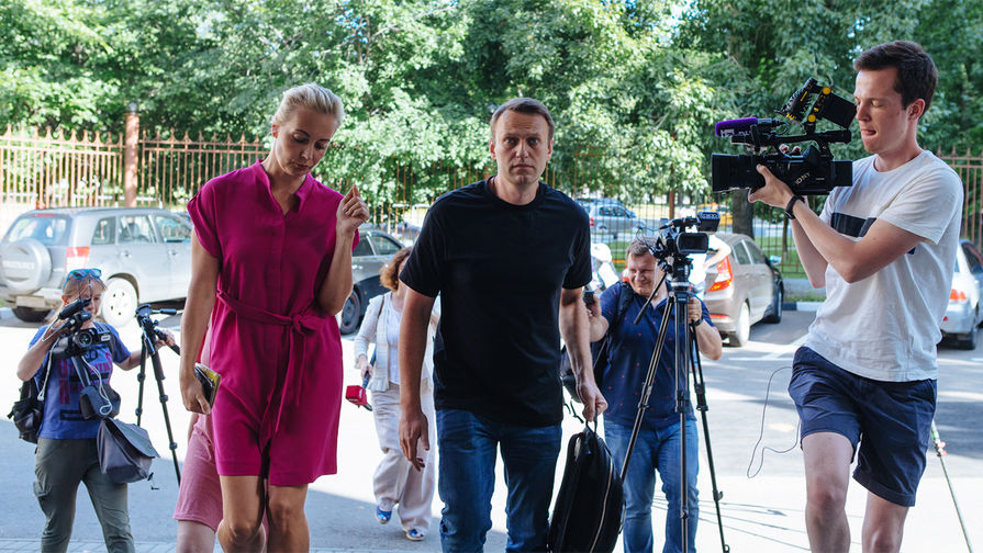 Политик Алексей Навальный и его супруга Юлия перед&nbsp;заседанием Симоновского районного суда Москвы, 3 августа 2017 года