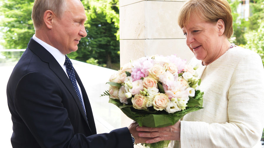 El presidente ruso Vladimir Putin y la canciller federal de Alemania, Angela Merkel, durante una reunión en Sochi, 18 de mayo de 2018