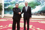 Высший руководитель КНДР Ким Чен Ын и глава МИД России Сергей Лавров во время встречи в Пхеньяне, 31 мая 2018 года