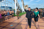 Ким Чен Ын с супругой во время посещения парка развлечений в Пхеньяне, 2012 год