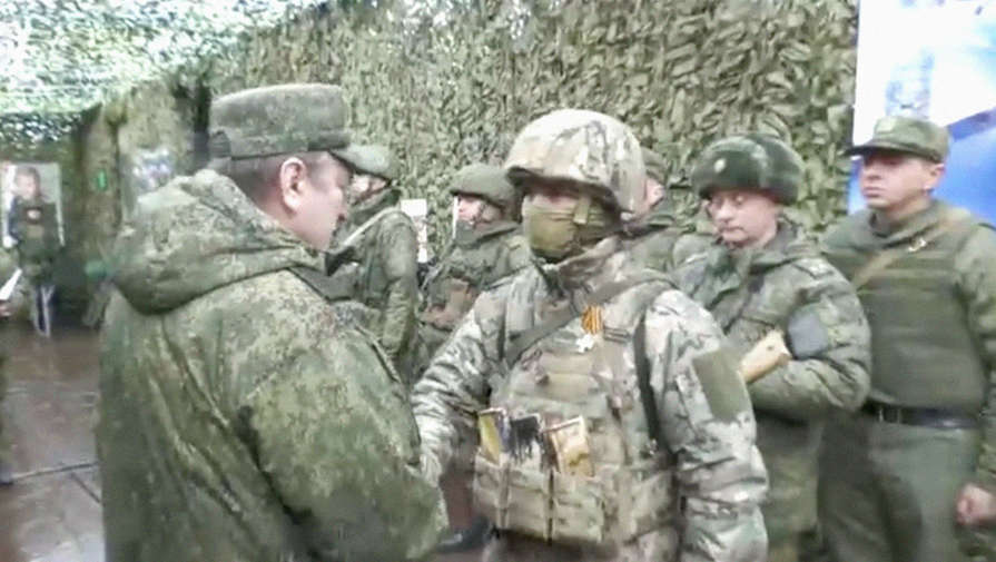 Командующий ЦВО вручил госнаграды военнослужащим за участие в спецоперации на Украине