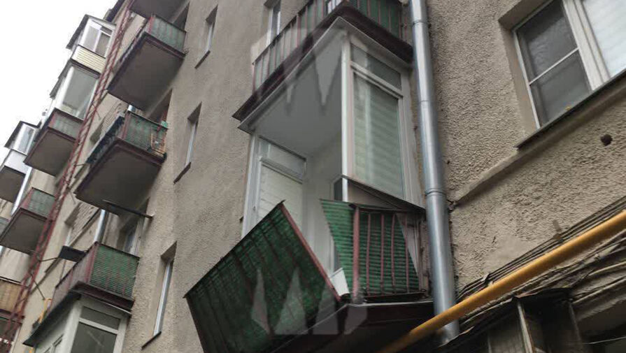 Балкон жилого дома рухнул на землю из-за сильного ветра в Москве