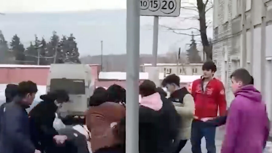 В Москве задержали толпу мигрантов, избивших юношу, который заступился за школьницу