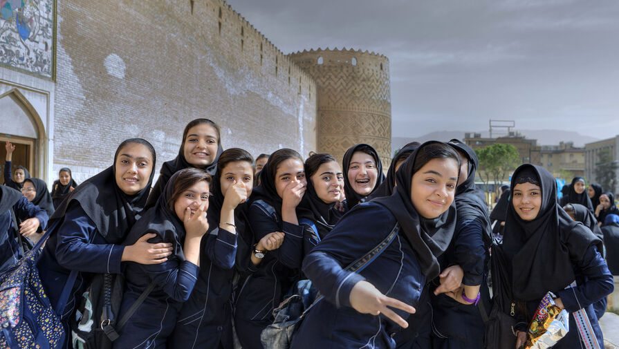 Полицейские занимаются расследованием серии странных отравлений школьниц в Иране
