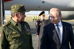 Министр обороны РФ Сергей Шойгу и президент РФ Владимир Путин (слева направо) во время встречи в аэропорту Оренбурга