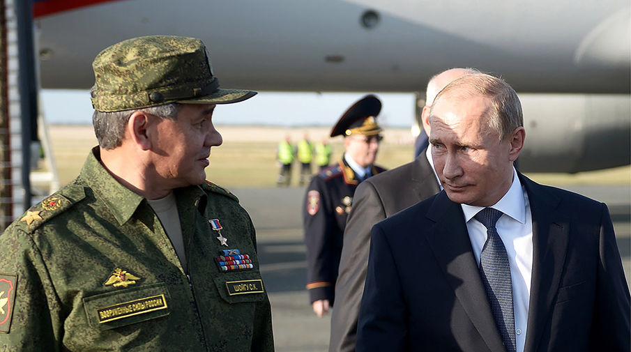 Министр обороны РФ Сергей Шойгу и президент РФ Владимир Путин (слева направо) во время встречи в&nbsp;аэропорту Оренбурга