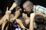 После гибели Честера Linkin Park взяли длительную творческую паузу — не исключен был и вариант с прекращением деятельности группы. Однако в 2020-м стало известно, что коллектив работает над новым полноценным альбомом. На фото: Беннингтон во время выступления группы Linkin Park в Лос-Анджелесе, 2011 год