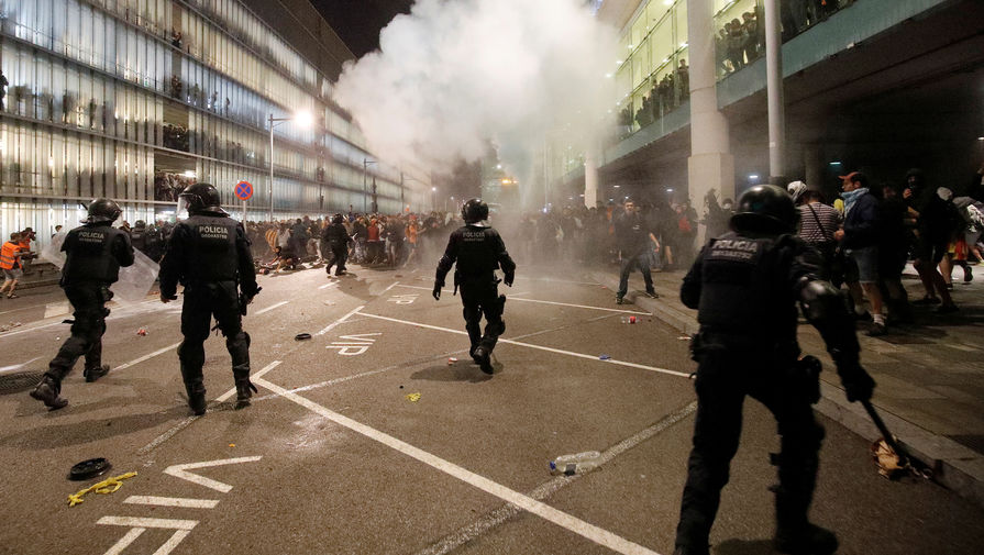 Столкновения между полицией и протестующими около международного аэропорта Барселоны, 14 октября 2019 года