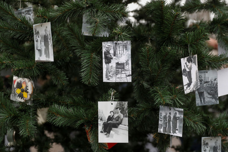 Фотографии бывших жителей Припяти на&nbsp;новогодней елке, впервые установленной в&nbsp;городе после аварии на&nbsp;ЧАЭС, 25 декабря 2019 года