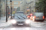 Машины на улице Большая Никитская во время дождя, 28 июня 2021 года 