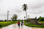 Шторм затрудняет доступ к воде, жилью и другим базовым услугам. «Бесчисленное количество гаитянских семей, потерявших все из-за землетрясения, теперь буквально утопают в воде из-за наводнения», — сказал представитель ЮНИСЕФ на Гаити Бруно Маес.
<br><br>
На фото: затопленная дорога после тропического шторм «Грейс», Гаити, 17 августа 2021 года