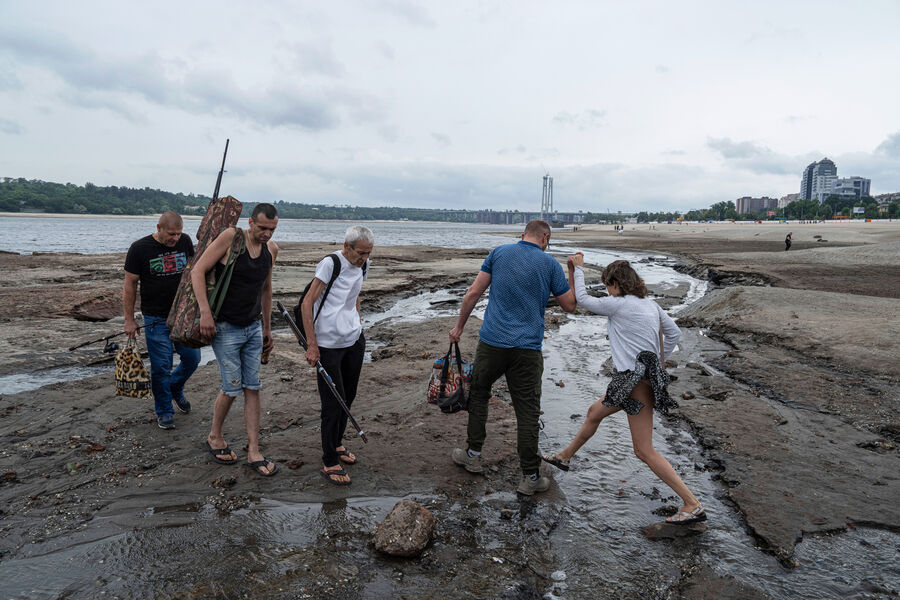 Центральный пляж Днепра после разрушения Каховской ГЭС в Запорожье, 2023 год