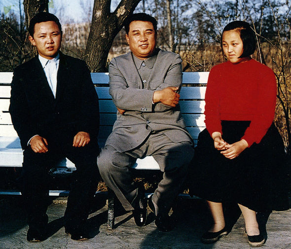 Ким Чен Ир (слева) с&nbsp;лидером Ким Ир Сеном и его сестрой Ким Кенг Хуи. Ким Чен Ир до&nbsp;1945 года провел в&nbsp;селе Вятское (СССР), 1963&nbsp;год