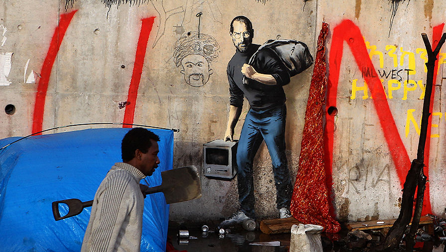 Стив Джобс на картине уличного художника Бэнкси в лагере для мигрантов во Франции, 2015 год