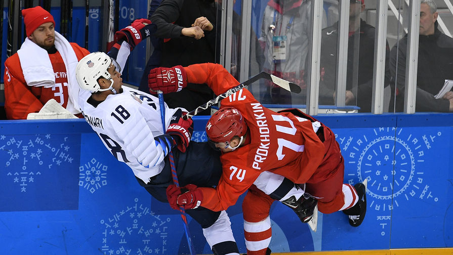 Джордан Гринуэй (США) и Николай Прохоркин (Россия) в матче Россия - США по хоккею среди мужчин группового этапа на XXIII зимних Олимпийских играх