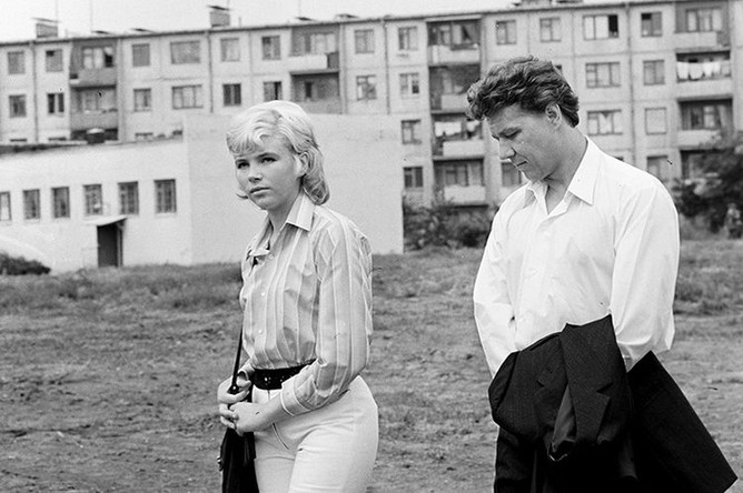 Елена Драпеко в роли Зои и Игорь Охлупин в роли Петра Хромова в фильме «Самый жаркий месяц», 1974 год