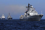 Большой противолодочный корабль проекта 1155 «Североморск» (справа) на главном военно-морском параде