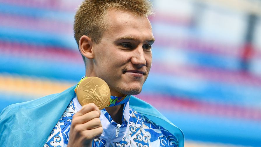 Дмитрий Баландин, завоевавший золотую медаль в плавании на 200 м брассом среди мужчин, на церемонии награждения XXXI летних Олимпийских игр.