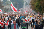 Участники акции протеста против результатов выборов в Белоруссии идут к площади Независимости в Минске, 23 августа 2020 года
