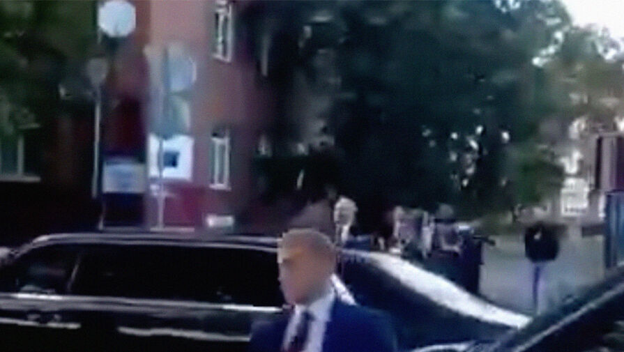 Путин остановил кортеж, чтобы пообщаться с жителями Калининграда