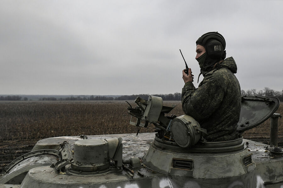Член экипажа самоходной артиллерийской установки 2С3 «Акация» перед работой по позициям ВСУ на Запорожском направлении