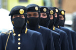 Женщины-полицейские почетного караула ВС Саудовской Аравии участвуют в выступлении на 2-й Всемирной оборонной выставке World Defense Show в Эр-Рияде