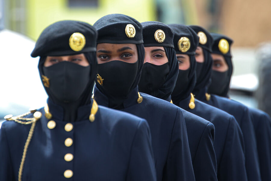Женщины-полицейские почетного караула ВС Саудовской Аравии участвуют в&nbsp;выступлении на&nbsp;2-й Всемирной оборонной выставке World Defense Show в&nbsp;Эр-Рияде