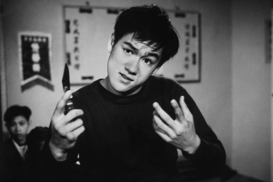 Будущий Брюс Ли появился на&nbsp;свет 27&nbsp;ноября 1940&nbsp;года в&nbsp;Сан-Франциско, где его отец находился на&nbsp;гастролях. Через&nbsp;четыре месяца после его рождения Ли Чаньфань с&nbsp;семьей вернулся в&nbsp;Гонконг, который вскоре был оккупирован Японией &mdash; шла Вторая мировая война.
<br><br>
<b>На фото:</b> Актер Брюс Ли в&nbsp;роли молодого бандита в&nbsp;одном из&nbsp;первых телевизионных выступлений середины 1960-х годов в&nbsp;Лос-Анджелесе, Калифорния