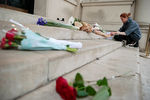 Жители Лондона несут цветы в память о жертвах теракта к посольству Франции
