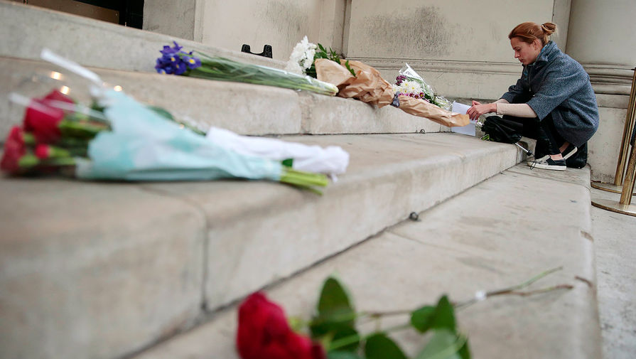 Жители Лондона несут цветы в&nbsp;память о&nbsp;жертвах теракта к&nbsp;посольству Франции