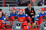 Главный тренер сборной России Валерий Брагин (третий справа) во время полуфинального матча плей-офф молодежного чемпионата мира по хоккею между сборными командами России и США