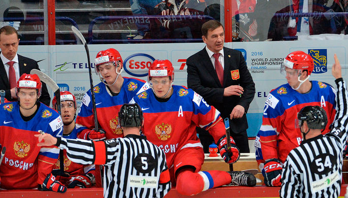 Главный тренер сборной России Валерий Брагин (третий справа) во время полуфинального матча плей-офф...