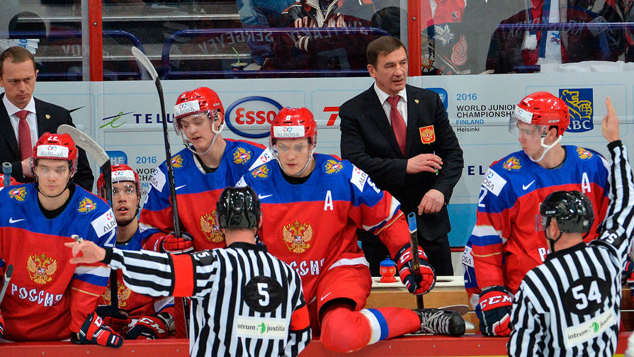 Главный тренер сборной России Валерий Брагин (третий справа) во время полуфинального матча плей-офф молодежного чемпионата мира по хоккею между сборными командами России и США