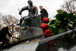 Внук Валерия Харламова на открытии памятника советскому хоккеисту на территории олимпийского комплекса «Лужники» в Москве, 25 октября 2017 года 