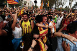 Жители Барселоны празднуют объявление о независимости Каталонии от Испании, 27 октября 2017 года