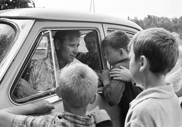 Лев Яшин с фанатами, 1969 год