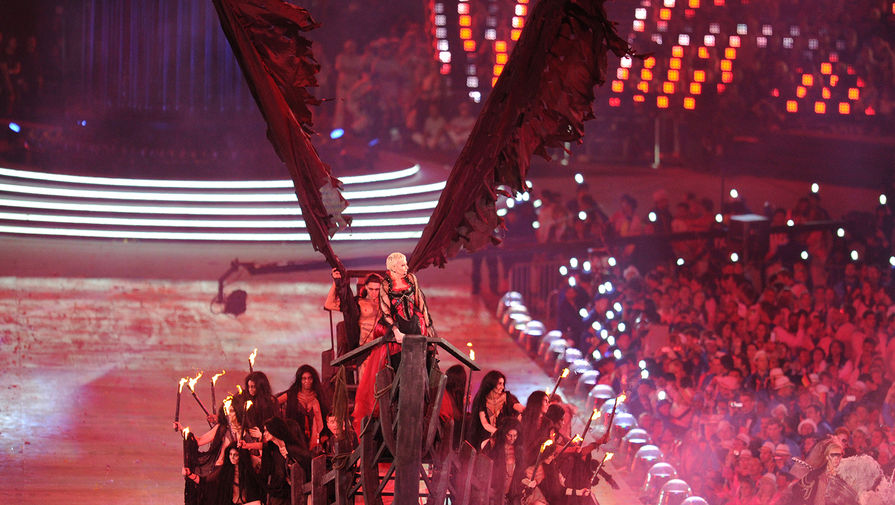 Энни Леннокс во время выступления на церемонии закрытия ХХХ летних Олимпийских игр в Лондоне, 2012 год
