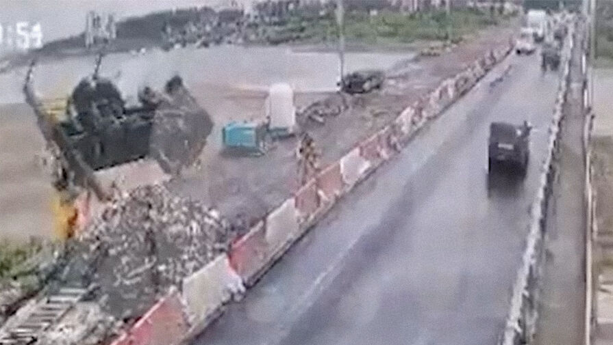 Водитель выпрыгнул из автокрана за секунды до его падения с моста
