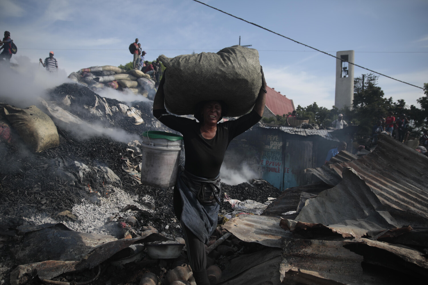 Зах дээр түймэр гарч, наймаачид бараагаа аван зугтаж байна. Хаити Порт-о-Пренс