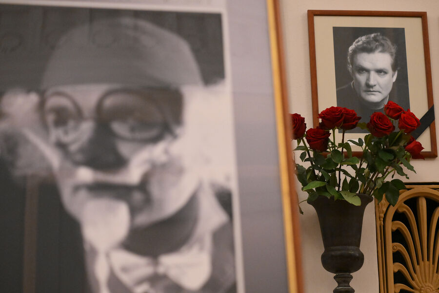 Церемония прощания с&nbsp;народным артистом России Владимиром Симоновым в&nbsp;Театре им. Евгения Вахтангова в&nbsp;Москве, 12&nbsp;ноября 2025&nbsp;года